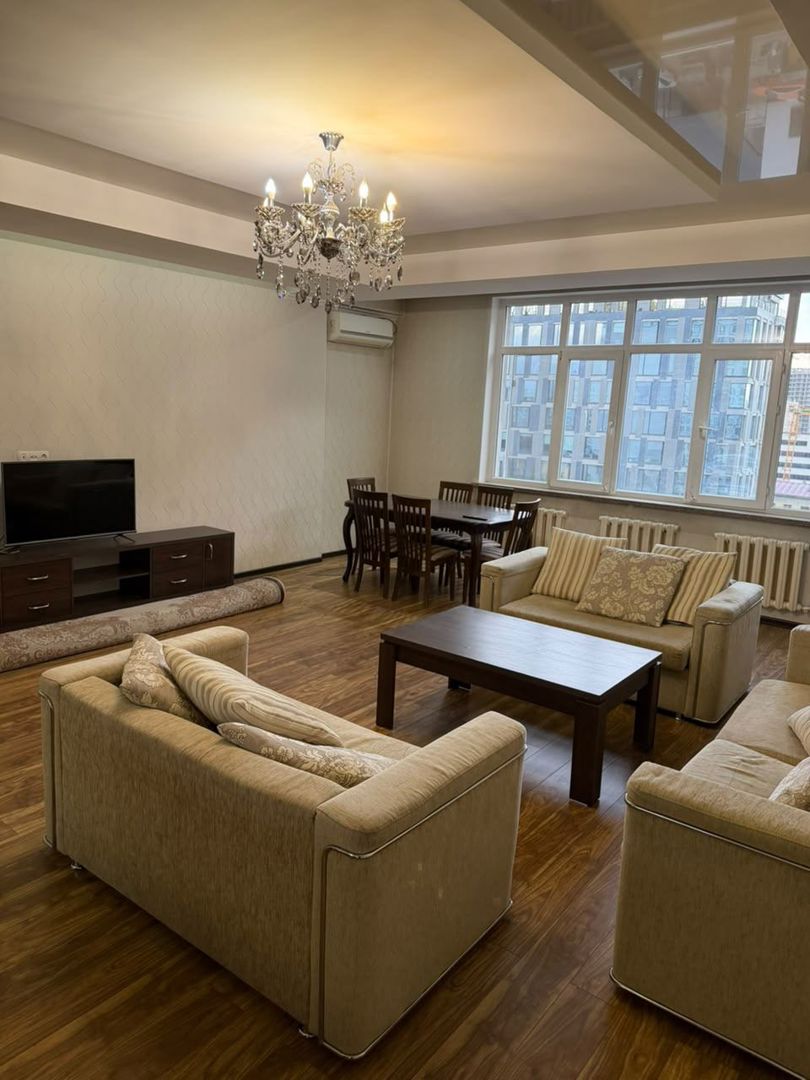 Продаётся квартира, 3 комн., 130 м², 7/9 эт.