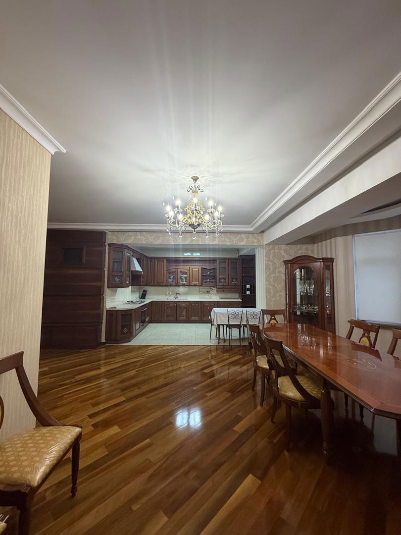 Продаётся квартира, 4 комн., 240 м², 5/10 эт.